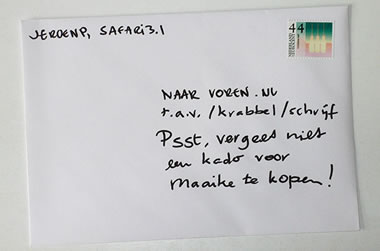 Formulier inhoud op de buitenkant van een brief geschreven: "Psst, vergeet niet een kado voor Maaike te kopen"